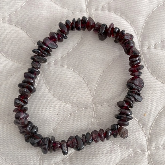 Red garnet  energy chip natural quartz crystal gemstone elastic bracelet - Picture 1 of 3